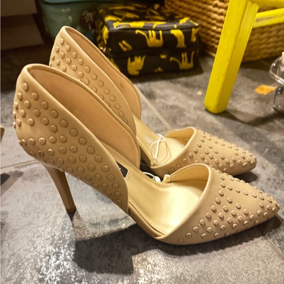 French Connection | Maggie Point Toe Studded Slip-On Heels Pumps NWT 6/6.5 Nude - Picture 3 of 8